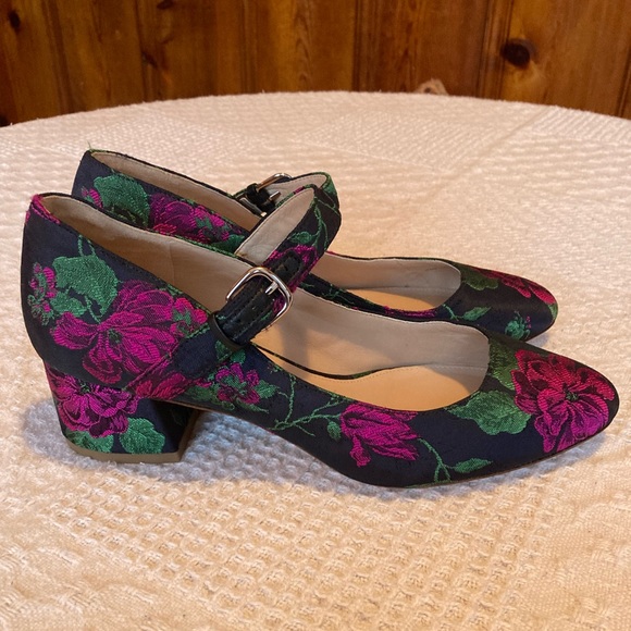 Gorgeous Via Spiga Satin Flower Mary Jane Shoes, 7 - Picture 5 of 6